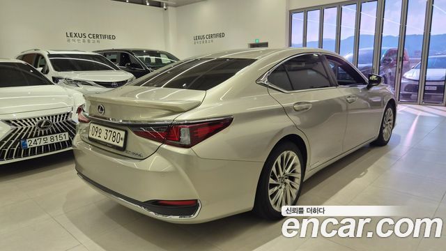 Lexus ES 2019 — photo 2