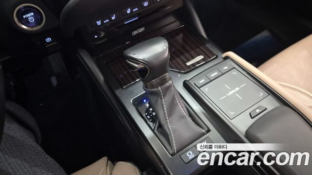 Lexus ES 2019 — photo 9
