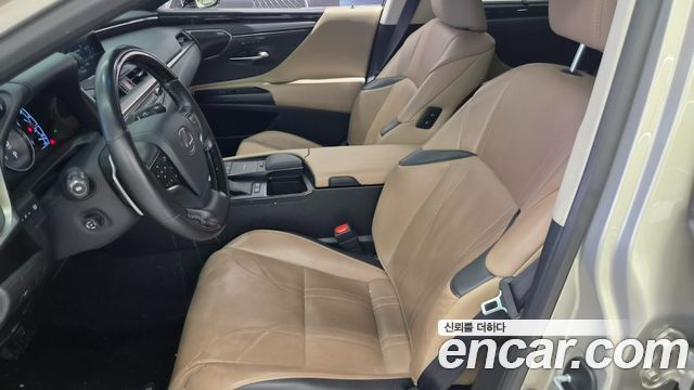 Lexus ES 2019 — photo 10
