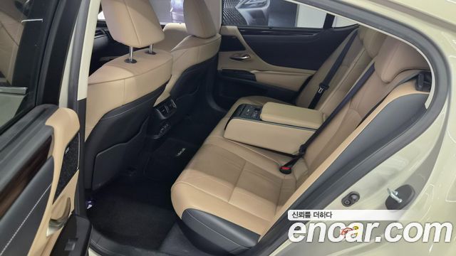 Lexus ES 2019 — photo 11