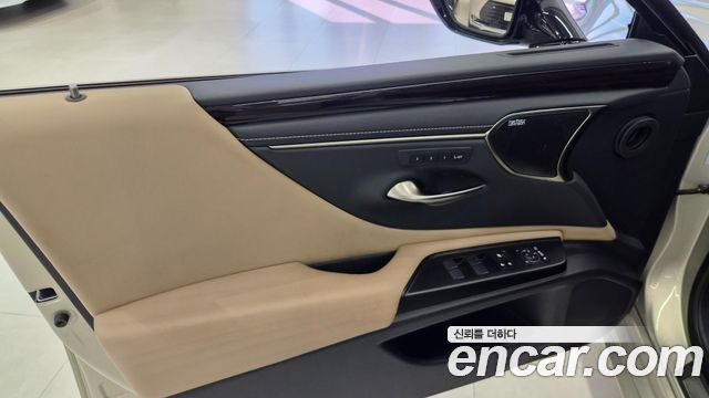 Lexus ES 2019 — photo 12