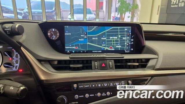 Lexus ES 2019 — photo 13