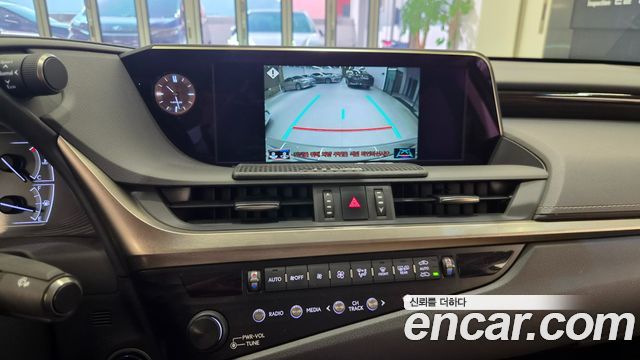 Lexus ES 2019 — photo 14