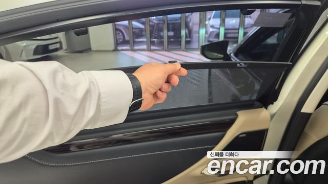Lexus ES 2019 — photo 16