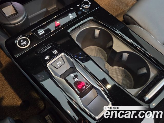 Audi Q6 e-tron 2025 — photo 9
