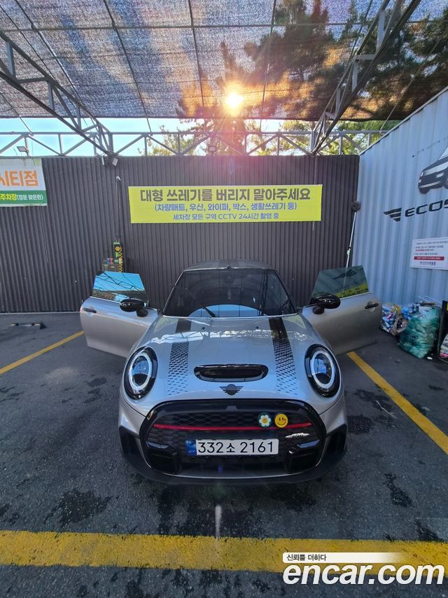 Mini Cooper Convertible 2023 — photo 1