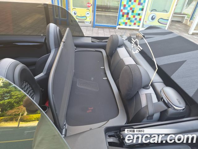 Mini Cooper Convertible 2023 — photo 16