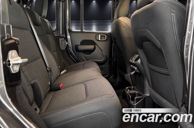 Jeep Wrangler 2021 — photo 12