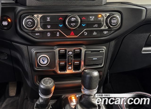 Jeep Wrangler 2021 — photo 13