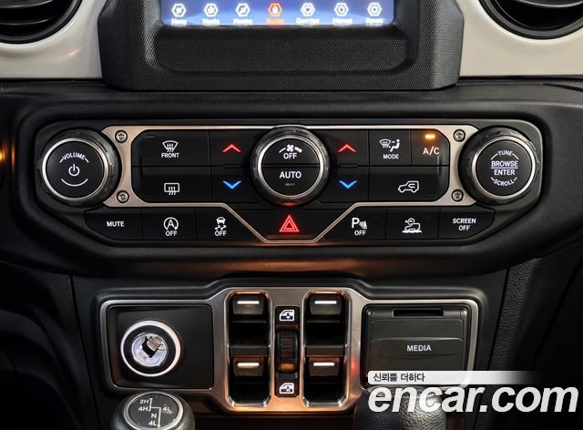 Jeep Wrangler 2021 — photo 14