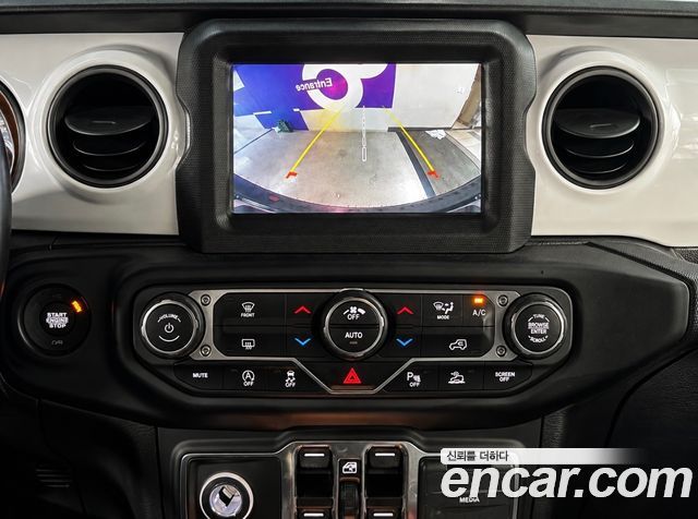 Jeep Wrangler 2021 — photo 16