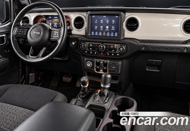 Jeep Wrangler 2021 — photo 18