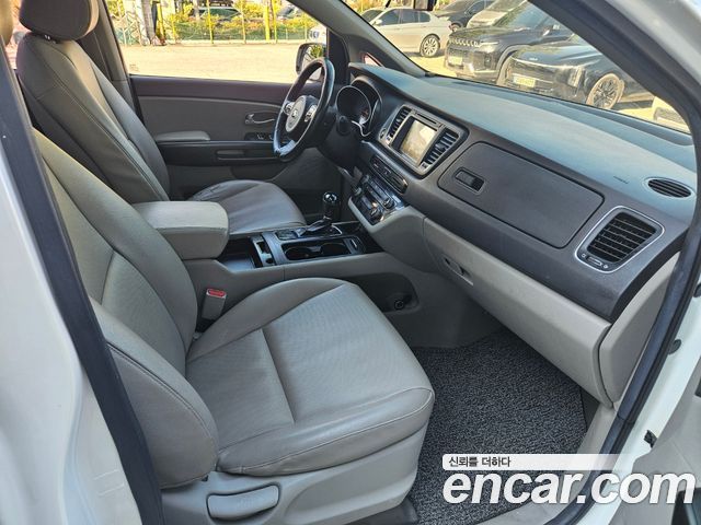 Kia Canival 2015 — photo 14