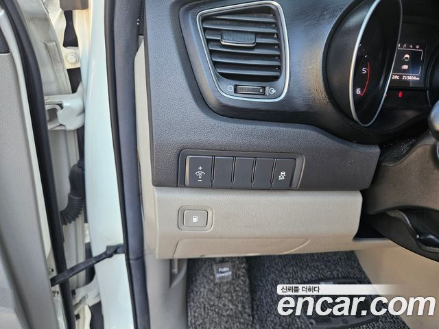 Kia Canival 2015 — photo 16