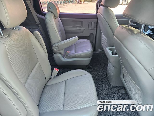 Kia Canival 2015 — photo 17
