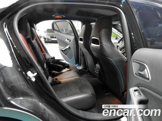 Mercedes-Benz GLA-Class 2018 — photo 12
