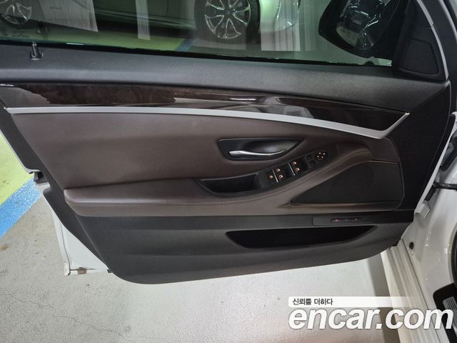 BMW 5-Series 2016 — photo 19