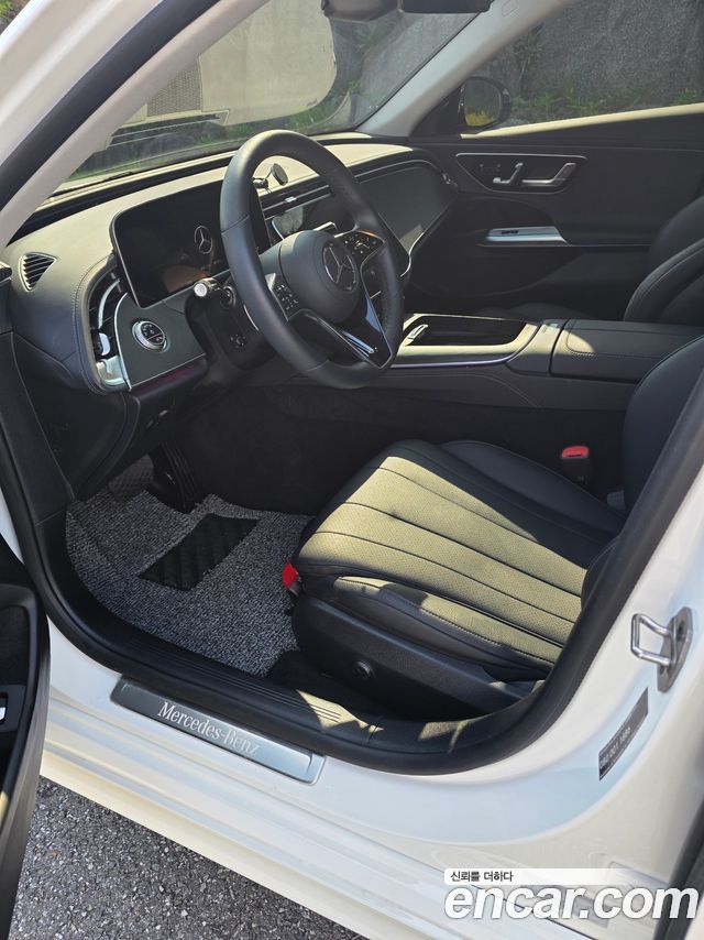 Mercedes-Benz E-Class 2025 — photo 8