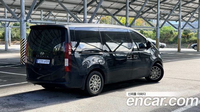 Hyundai Staria 2023 — photo 2