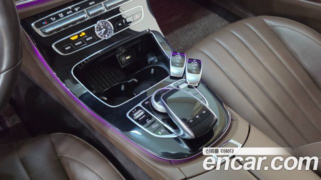 Mercedes-Benz E-Class 2020 — photo 11