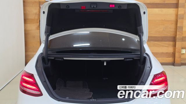 Mercedes-Benz E-Class 2020 — photo 20