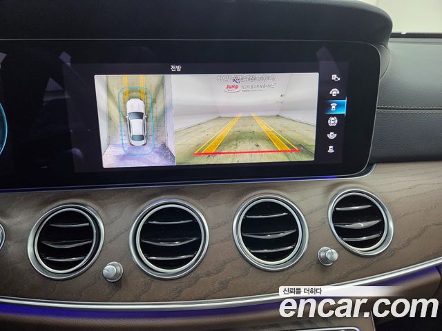 Mercedes-Benz E-Class 2022 — photo 11