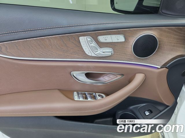Mercedes-Benz E-Class 2022 — photo 12