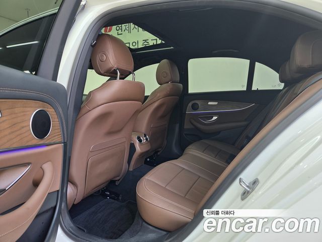 Mercedes-Benz E-Class 2022 — photo 17