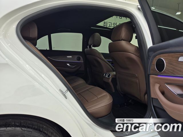 Mercedes-Benz E-Class 2022 — photo 18