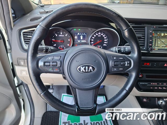 Kia Canival 2015 — photo 11