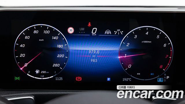 Mercedes-Benz GLB-Class 2026 — photo 8