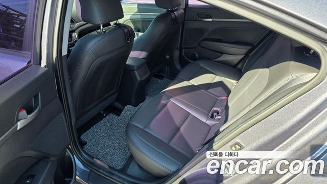 Hyundai AVANTE 2018 — photo 11