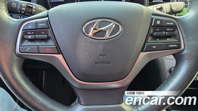 Hyundai AVANTE 2018 — photo 16