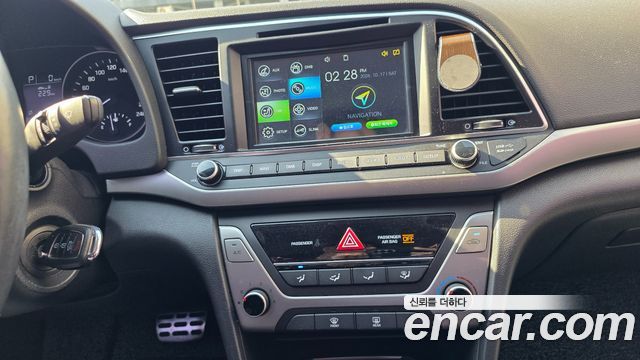 Hyundai AVANTE 2018 — photo 17