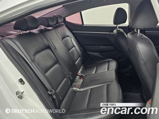 Hyundai AVANTE 2018 — photo 11