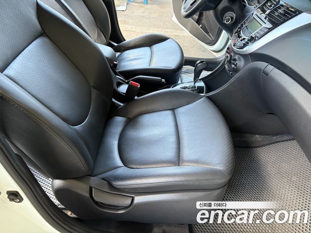 Hyundai Accent 2011 — photo 14