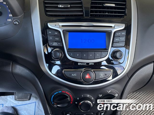 Hyundai Accent 2011 — photo 17