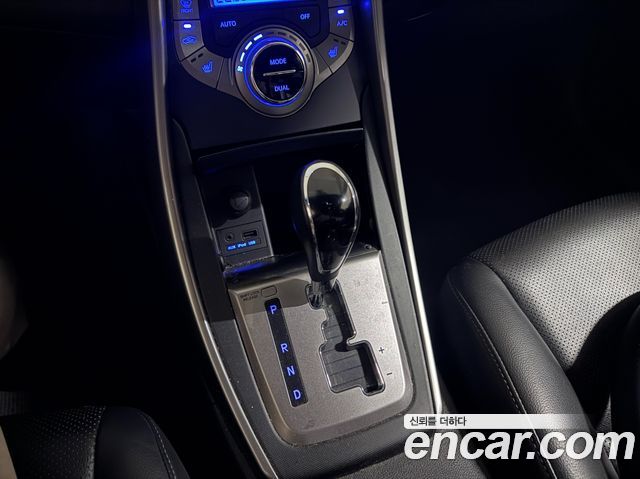 Hyundai AVANTE 2014 — photo 17