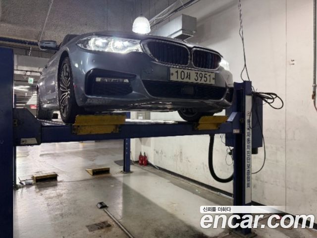 BMW 5-Series 2018 — photo 1