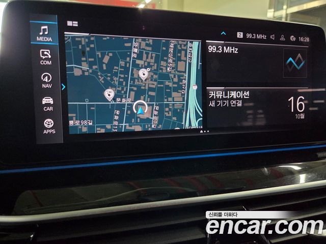 BMW 5-Series 2023 — photo 11