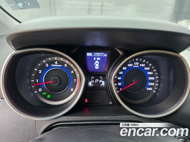 Hyundai AVANTE 2012 — photo 8