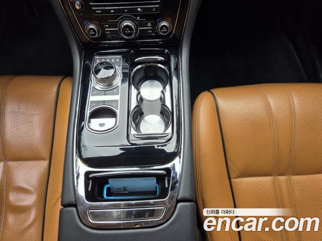Jaguar XJ 2015 — photo 9