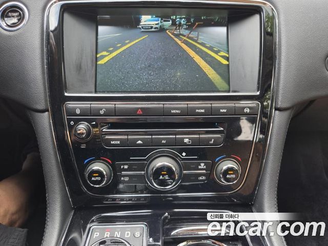 Jaguar XJ 2015 — photo 13