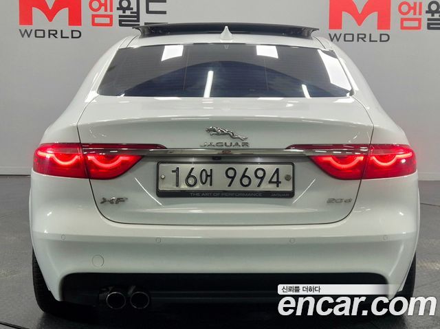 Jaguar XF 2018 — photo 4