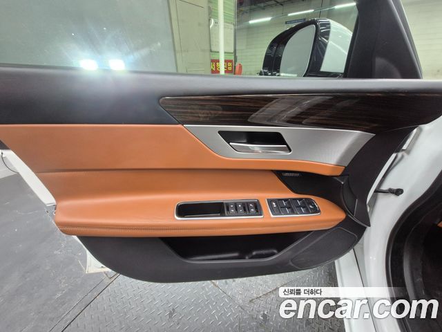 Jaguar XF 2018 — photo 7