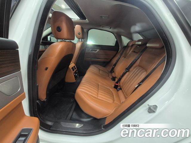 Jaguar XF 2018 — photo 8