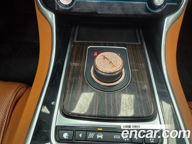 Jaguar XF 2018 — photo 9