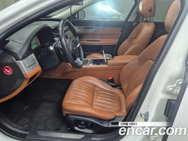 Jaguar XF 2018 — photo 10
