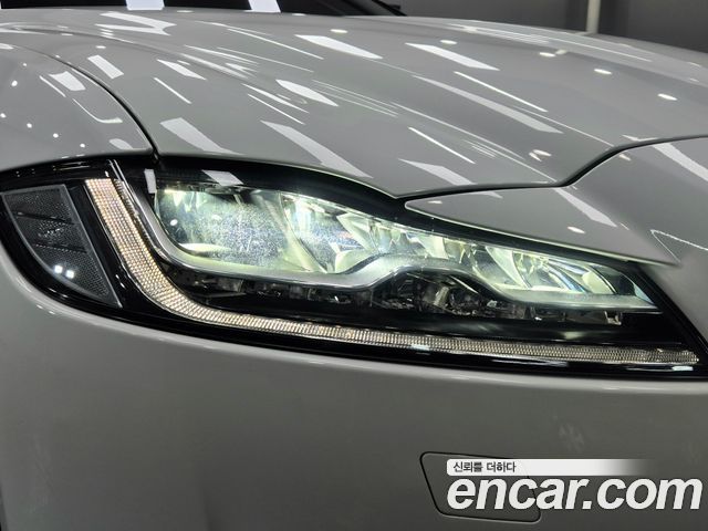 Jaguar XF 2018 — photo 11
