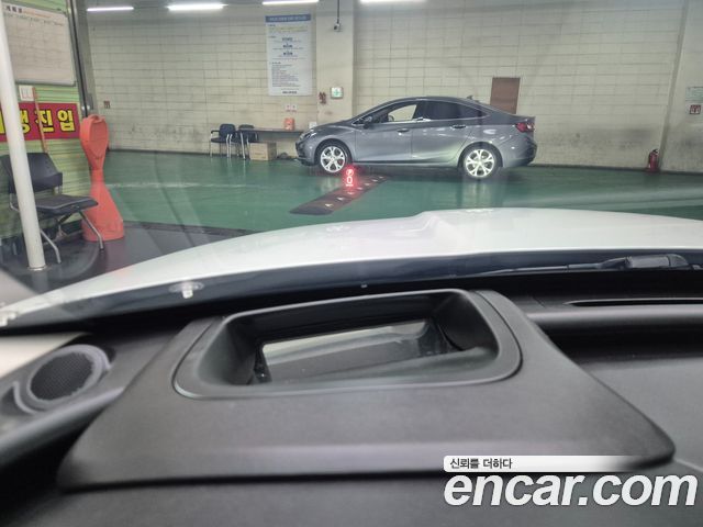 Jaguar XF 2018 — photo 13